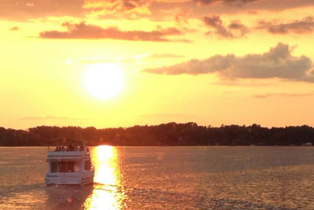 Romantic Sunset Wedding Celebrations | Paradise Character Cruises - Minneapolis, MN