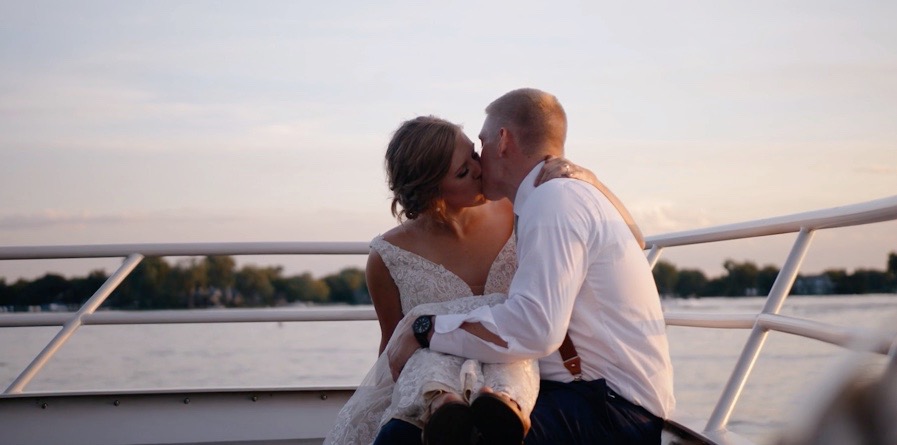 Outdoor Wedding Ideas in Minnesota with Paradise Charter Cruises & The Minneapolis Queen